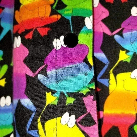 Cottonality Scrub Top Womens Rainbow Frogs Multiple Pockets Size Small - Picture 4 of 7